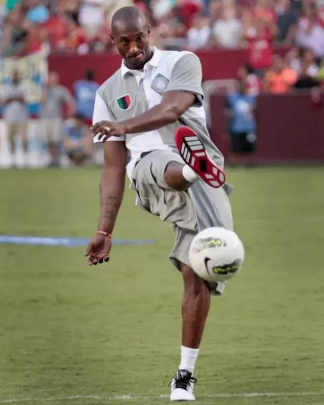 欧洲足坛疯狂周末诞生 豪门心系欧战冷门跌爆（欧洲足坛上演疯狂周末：豪门为欧战分心，冷门频出）