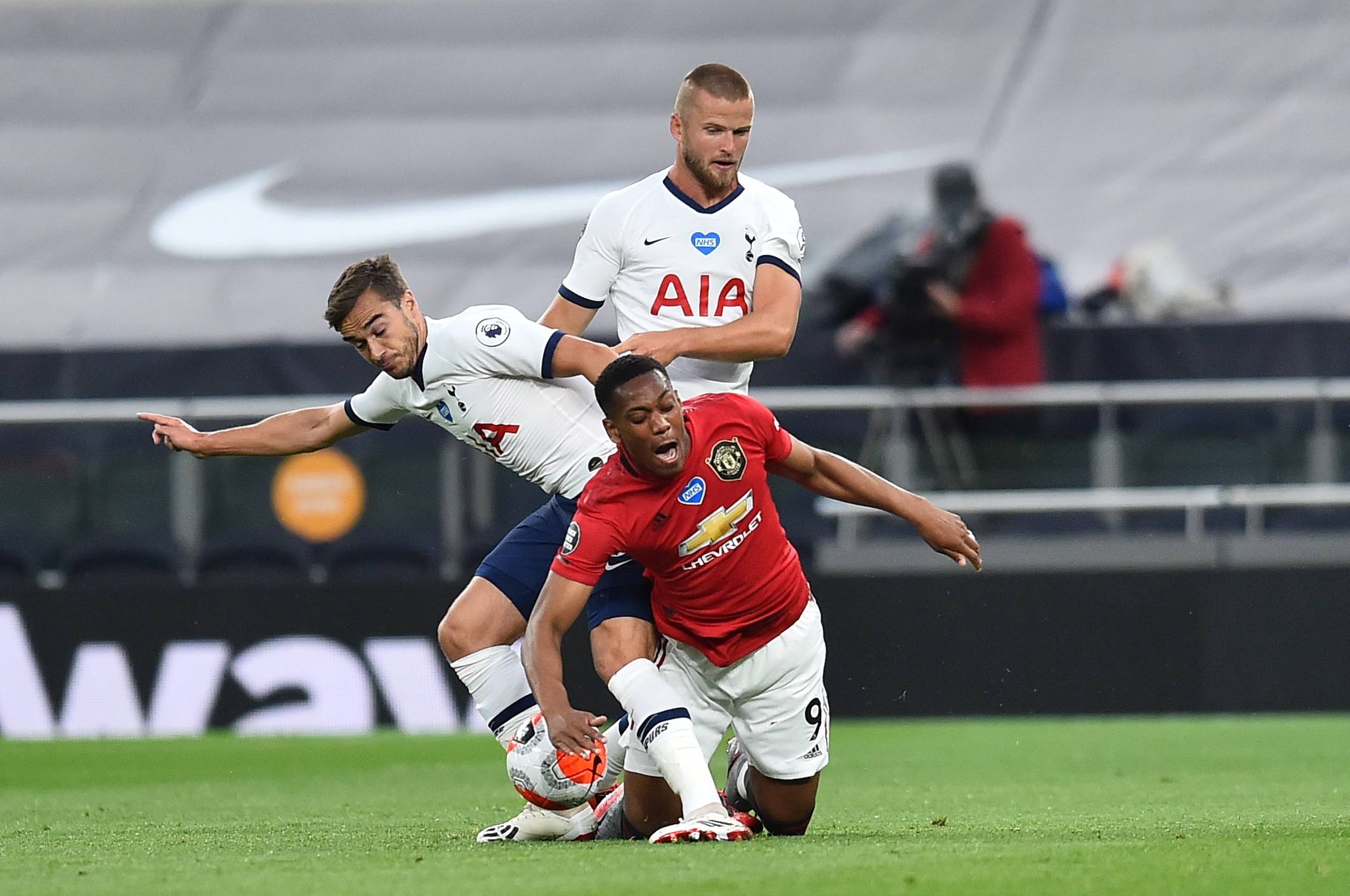 太阳报：麦克托米奈领意甲最佳球员奖，被女友透视着装抢风头（太阳报：麦克托米奈荣膺意甲年度最佳，女友透视造型成焦点）