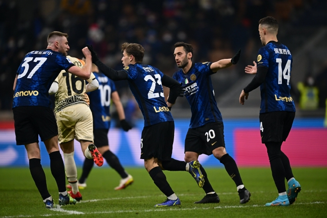 英超官方晒近两年圣诞积分榜：利物浦和阿森纳同分领跑（英超发布近两年圣诞前积分榜：利物浦与阿森纳并列榜首）