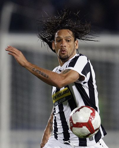 队报：非洲杯黄牛票翻十倍卖，官方出台防倒卖系统使大量球票积压（队报：非洲杯黄牛价涨至十倍，反倒卖系统致大批门票积压）