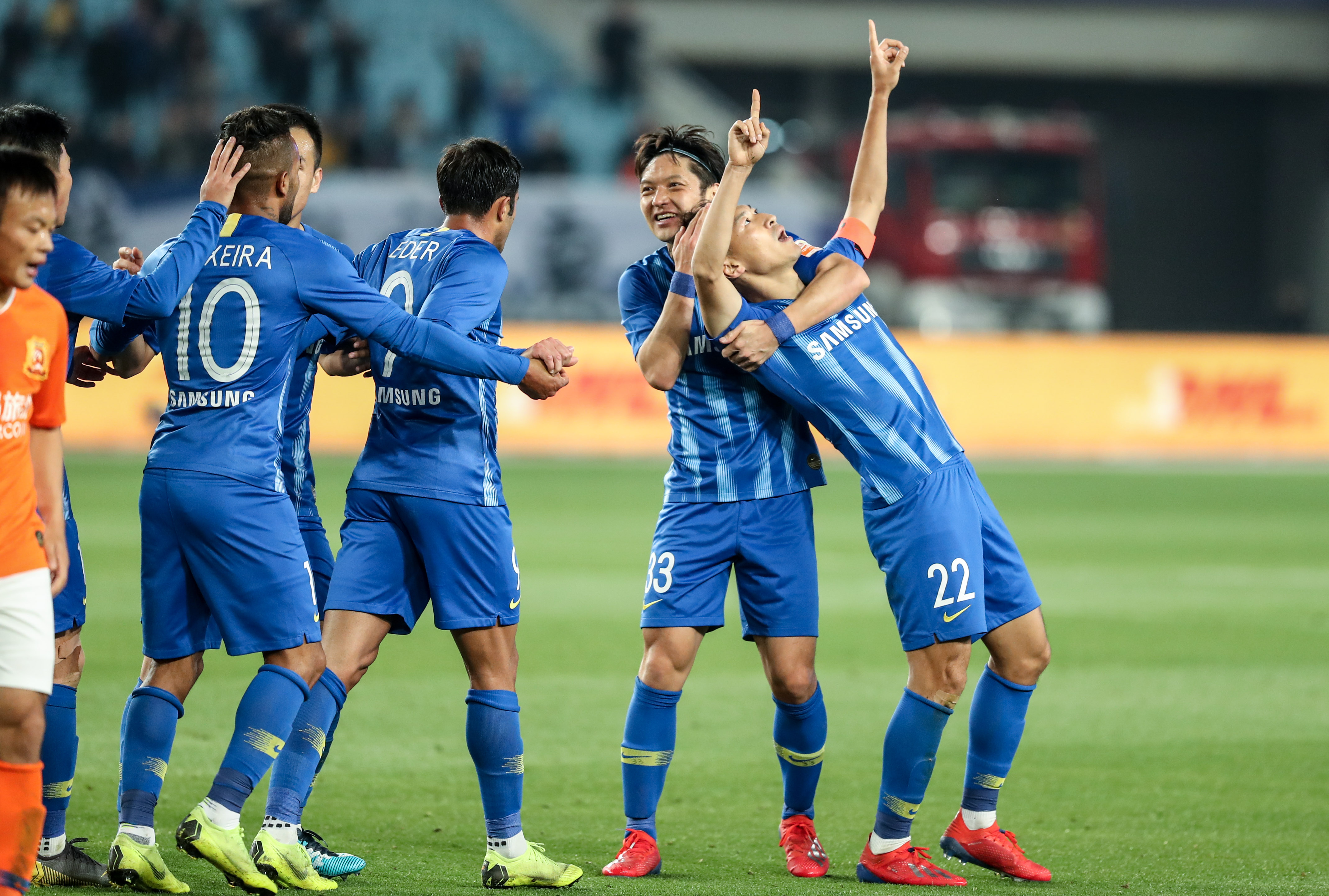 梅西跟前锋比进球、跟中场比助攻！还跟俱乐部比冠军！而且都赢！