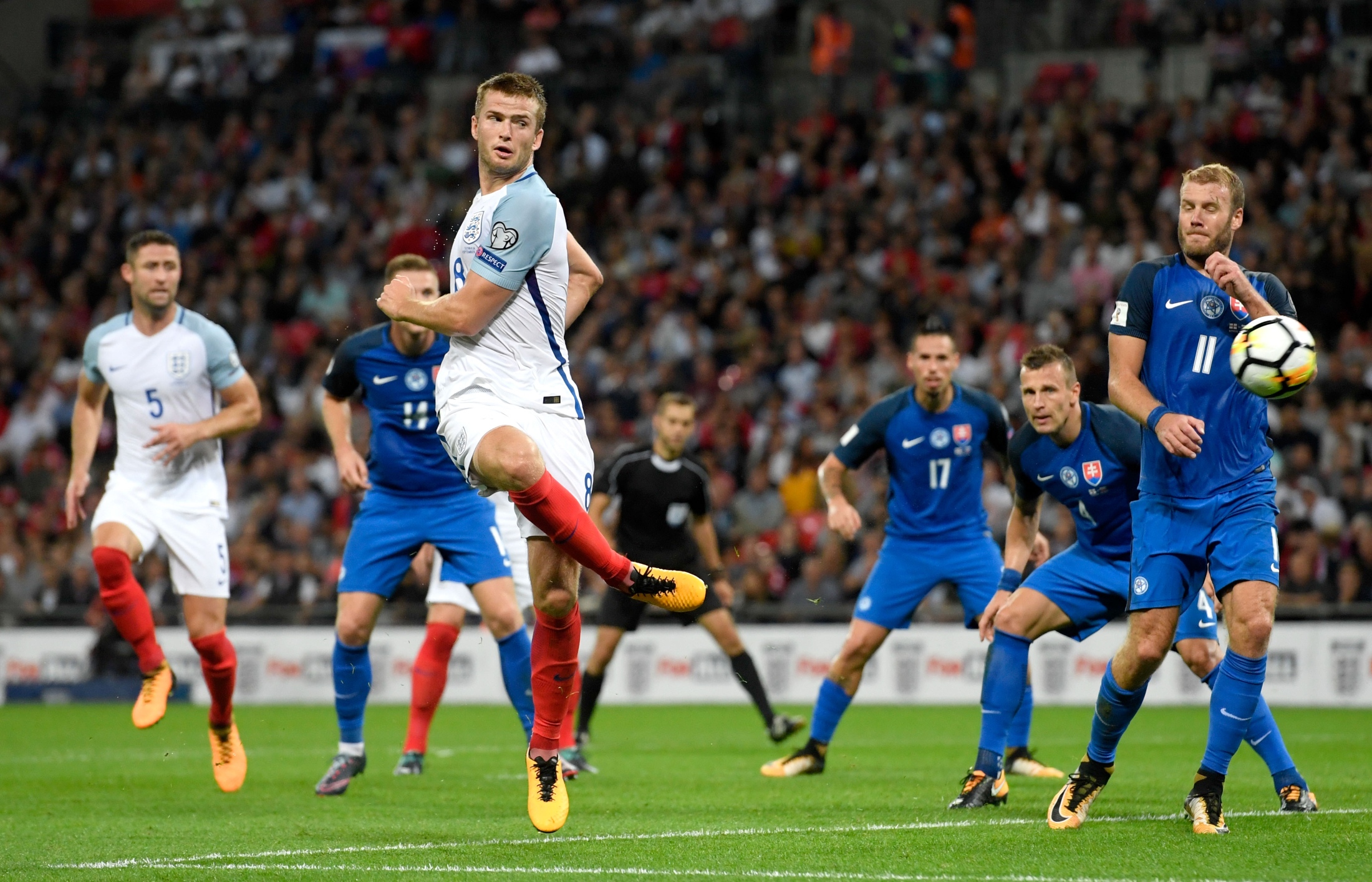 完成英格兰成年代表队首秀，夸安萨获赠纪念帽