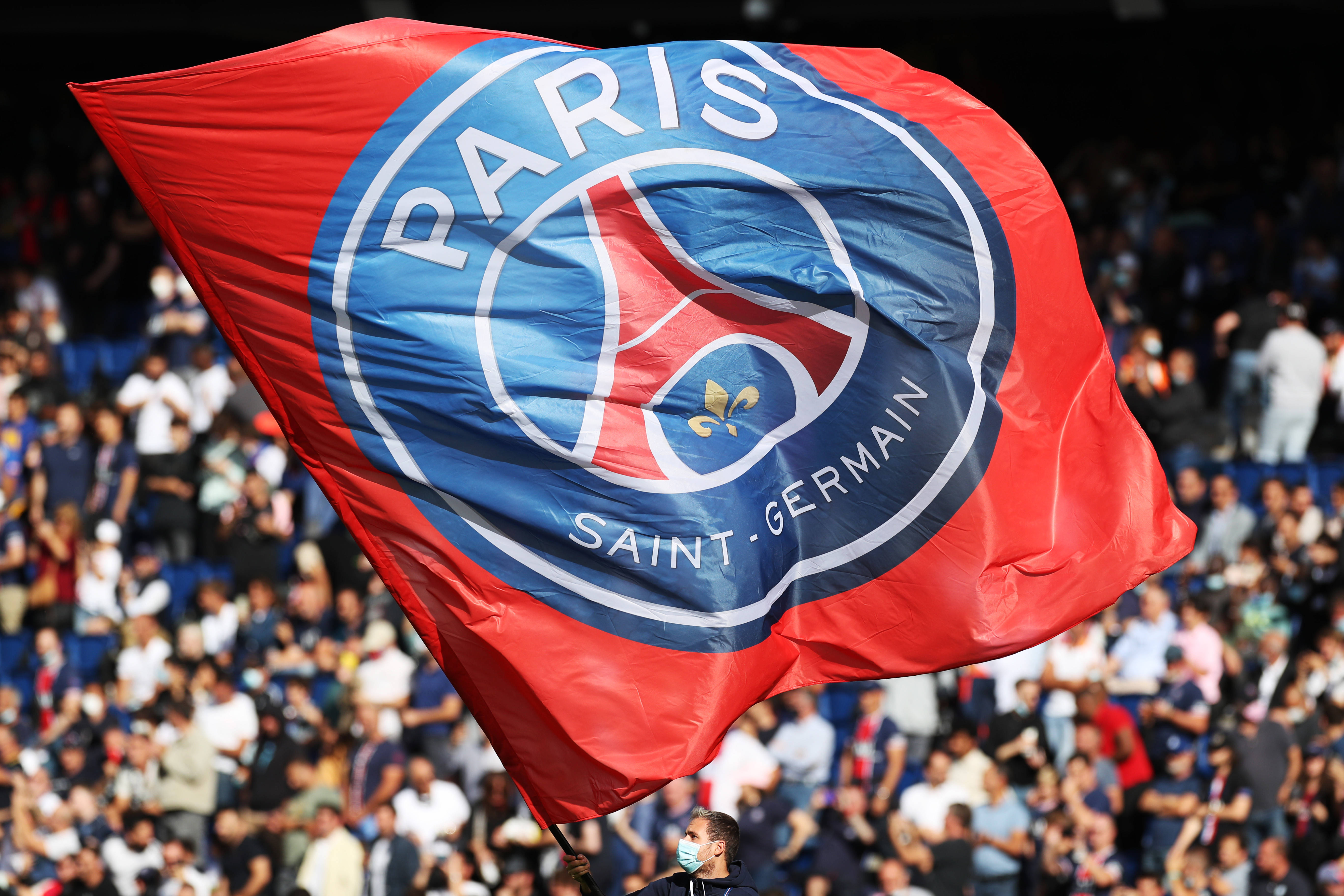 队报：维尼修斯冬窗无意离队，皇马高层仍想和维尼修斯完成续约（队报：维尼修斯不考虑冬窗离队，皇马管理层仍力促续约）