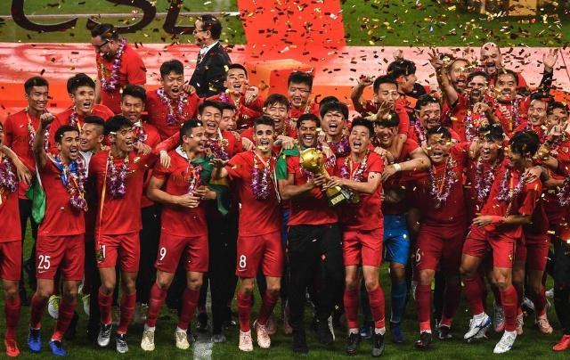 曼联2弃将左右意甲冠军，4500万前锋梅开二度，那不勒斯5连胜登顶（前曼联双将搅动意甲争冠，4500万锋霸梅开二度，那不勒斯豪取五连胜登顶）