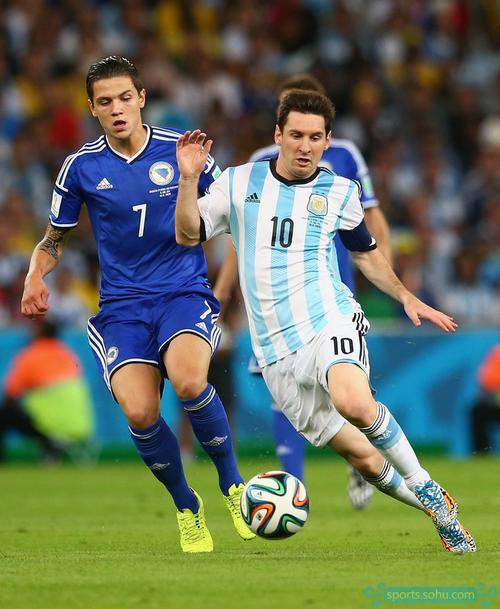 法媒：萨福诺夫在点球第三轮已经骨折，随后又扑了两个点球（法媒：萨福诺夫点球大战第三轮时已骨折，随后仍扑出两粒点球）