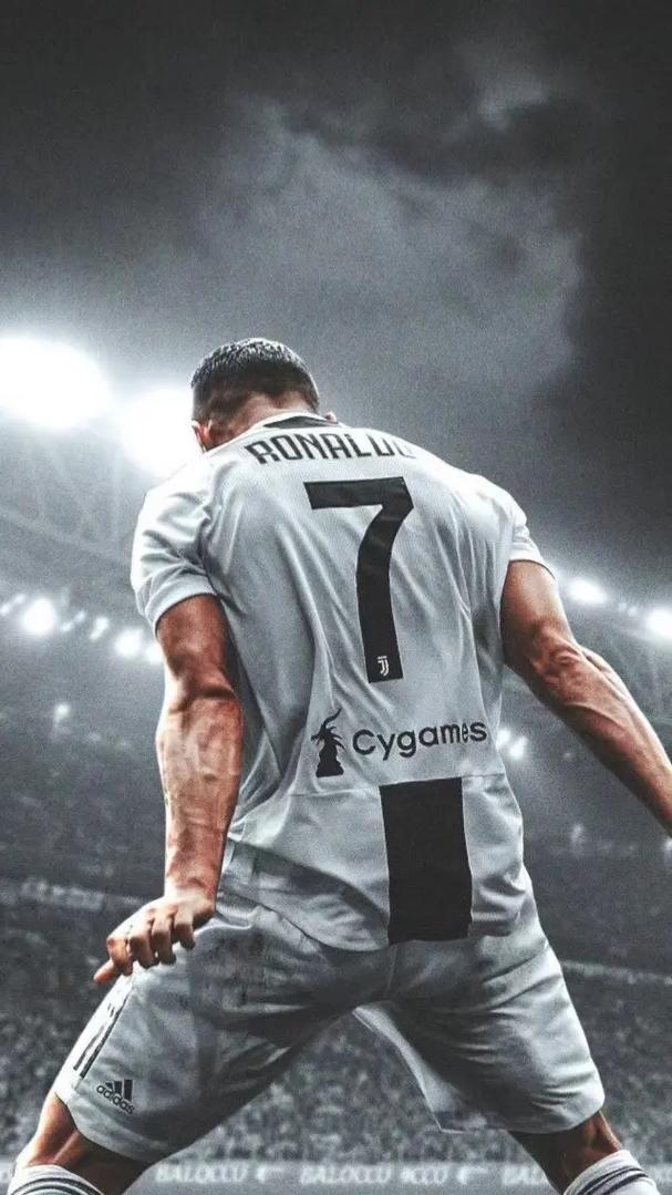 成绩斐然，加斯佩里尼被罗马球迷描绘成魔法师形象画在墙上