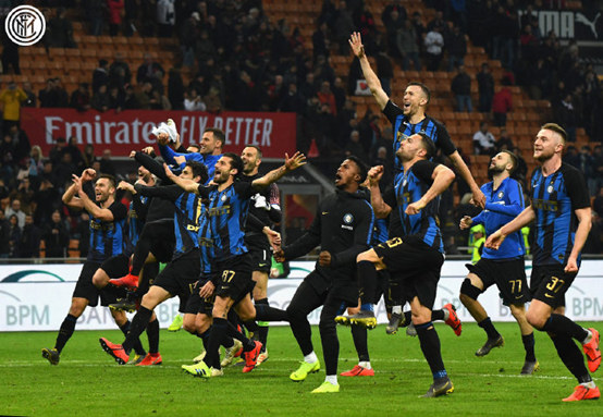 “罗马队友基情互动”，德罗西赛后新闻发布会被哲科亲吻